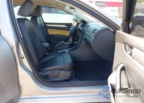 2013 Volkswagen Passat 2.5L Wolfsburg Edition z USA, uszkodzony, nr VIN 1VWAH7A35DC147981